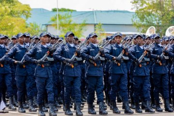 Kagame promotes 5,746 police officers