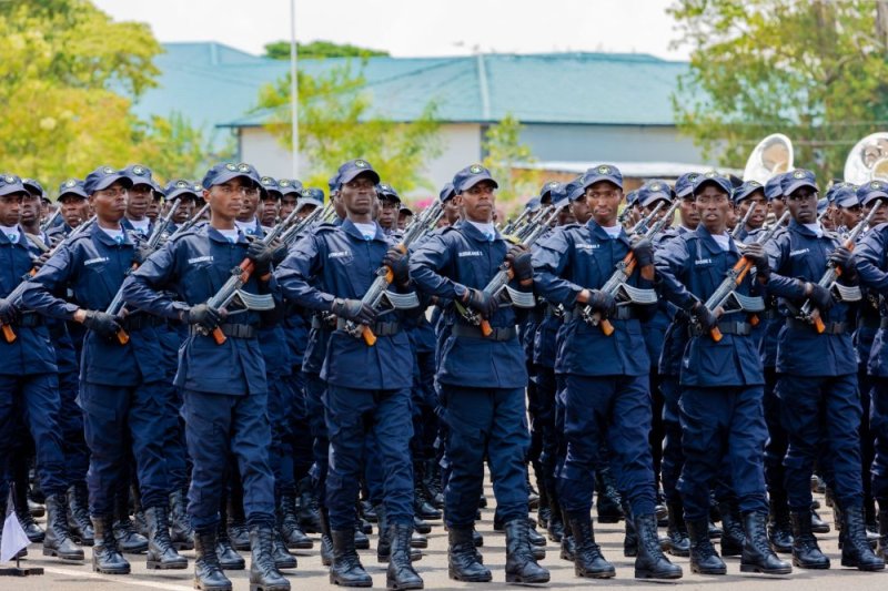 Kagame promotes 5,746 police officers